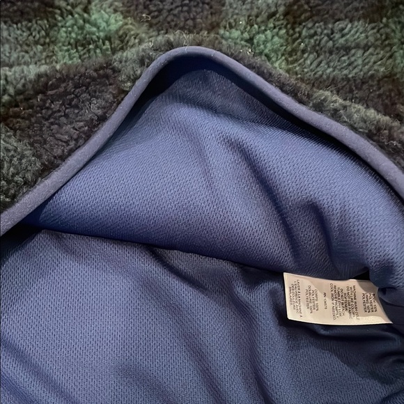 Vineyard Vines Green pullover with Fleece Material and Classic Plaid Pattern - Picture 3 of 5